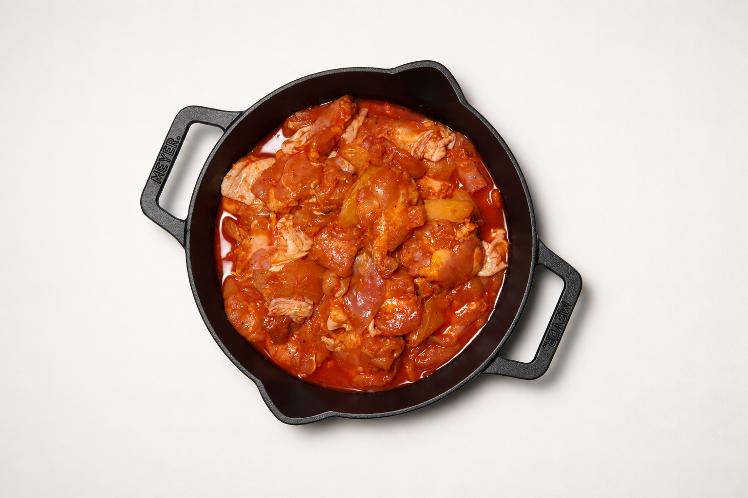 팬에 닭갈비를 넣고 익히는 모습